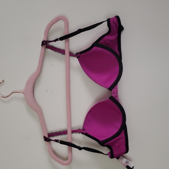 Victoria Secrets shiny fushia bra - Picture 4 of 6